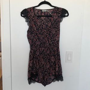 Floral romper with lace